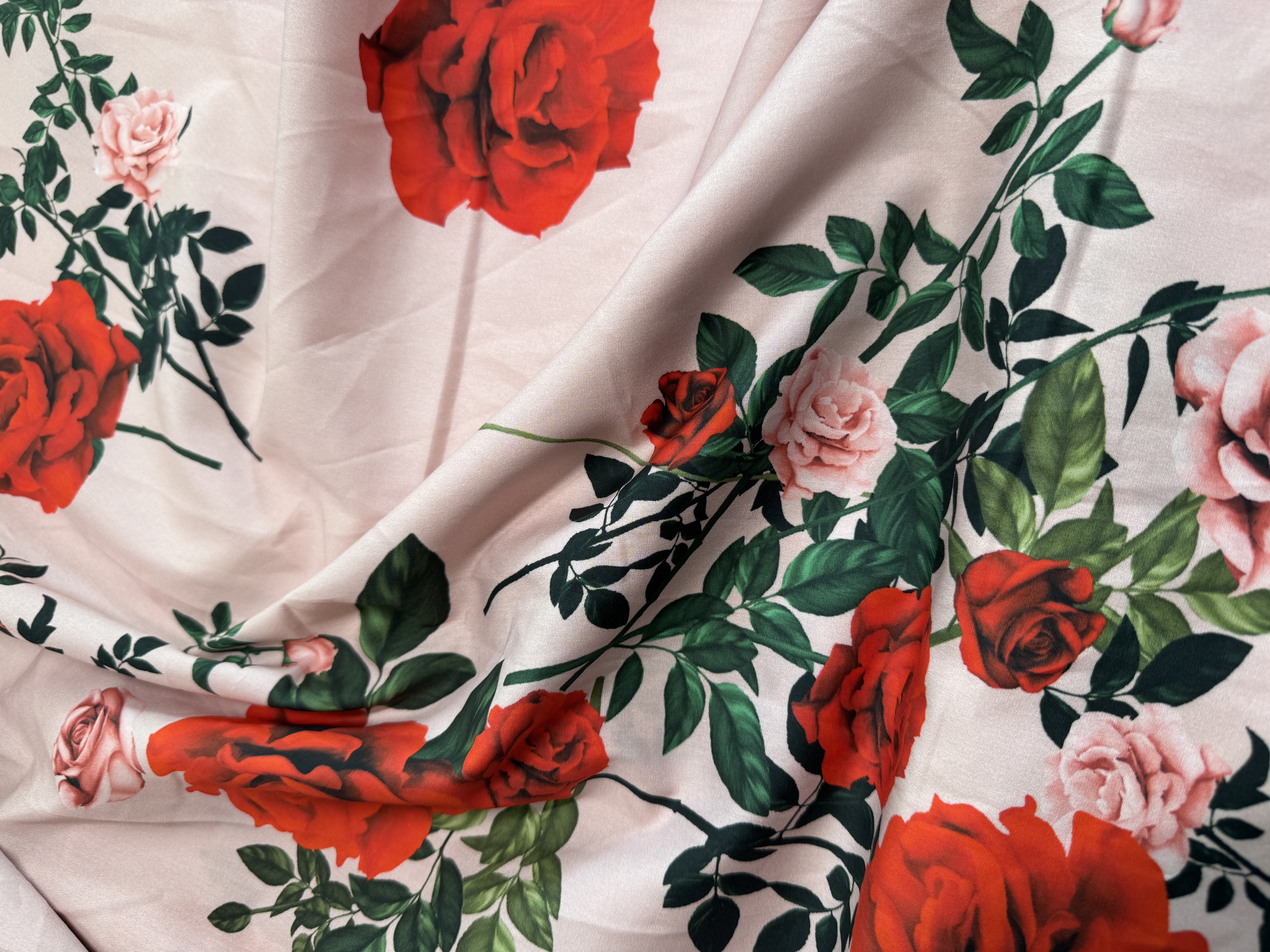 Puuvillane kangas, puudriroosa roosimustriga