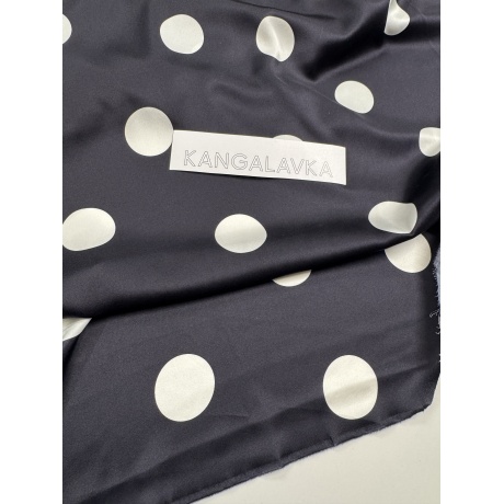 Siid, must suurte valgete mummudega