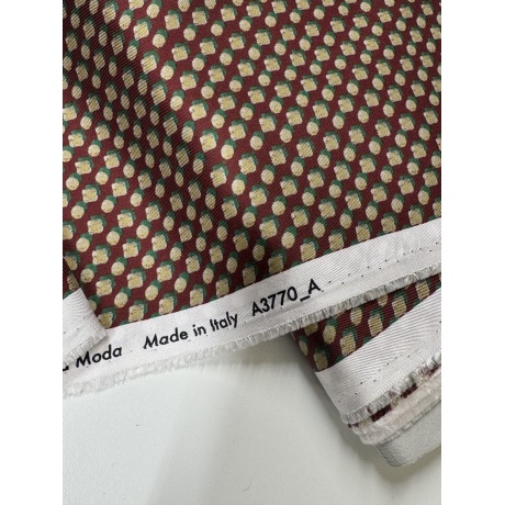 Siid, bordoopunane geomeetrilise mustriga